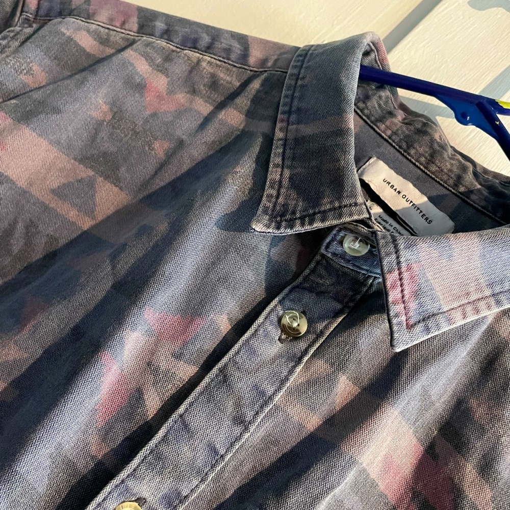 Men’s Geometric Short Sleeve Button Down ( Large ) - Picture 2 of 4